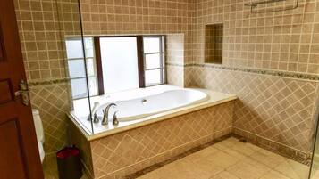 Villa | Badezimmer | Dusche, kostenlose Toilettenartikel, Haartrockner