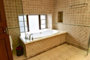 Villa | Badezimmer | Dusche, kostenlose Toilettenartikel, Haartrockner