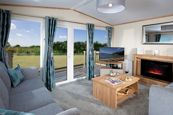 32-inch flat-screen TV with digital channels, TV - Bude Holiday Resort (Bude)