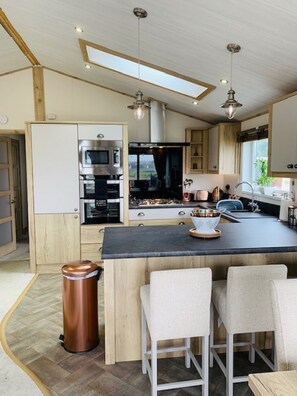 Superior Plus Lodge 2 (pet) | In-room dining - Bude Holiday Resort (Bude)