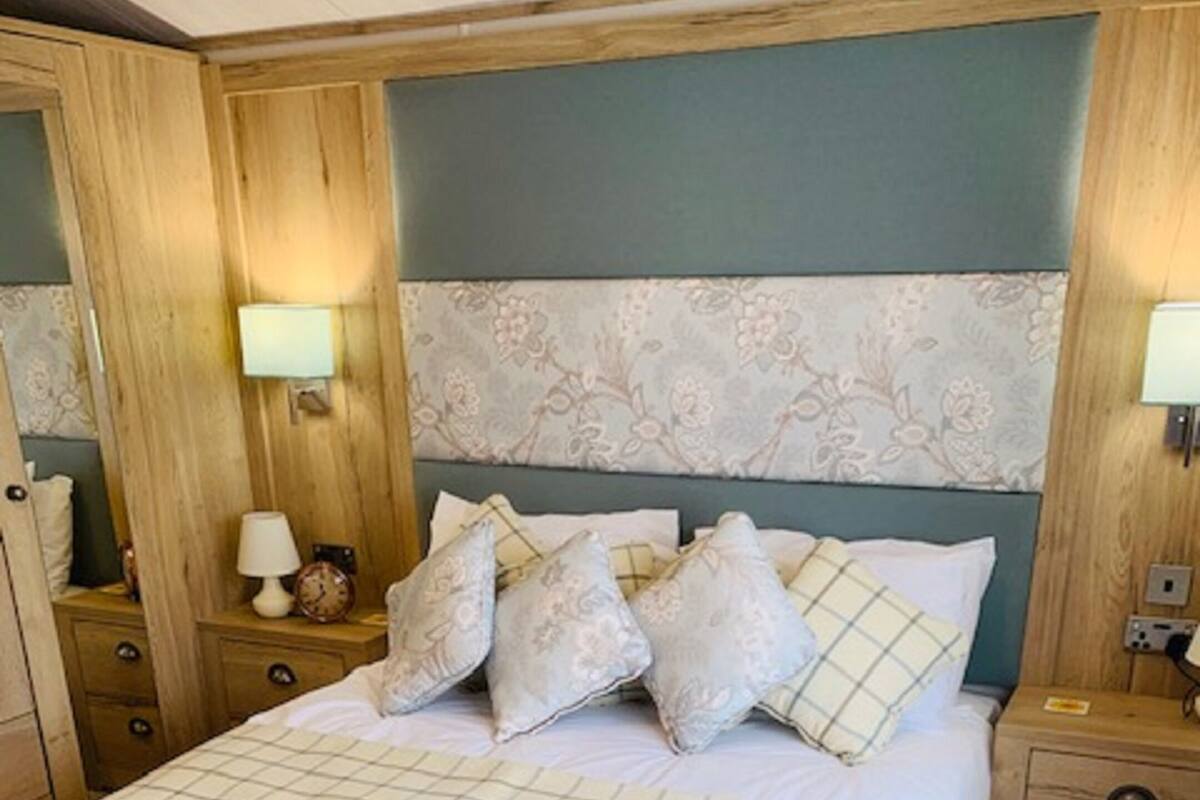 Superior Plus Lodge 2 (pet) | Iron/ironing board (on request), bed sheets