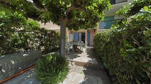 Outdoor dining - T2 ground floor apartment with terrace (SAINT PIERRE LA  MER)