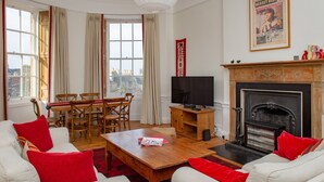 Living room - Stunning 4-Bedroom Central Edinburgh (Edinburgh)