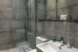 Signature Apartment, 4 Bedrooms, Non Smoking, Kitchen | Bathroom amenities | Separate bathtub and shower, eco-friendly toiletries, hair dryer, towels - Stunning 4-Bedroom Central Edinburgh (Edinburgh)