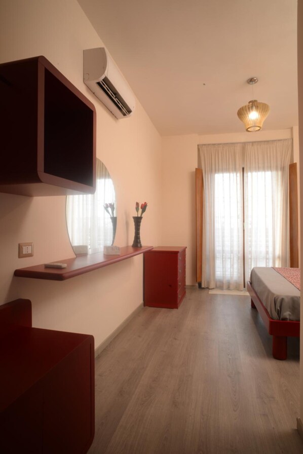 1 chambre, lit avec matelas à plateau-coussin, coffre-fort