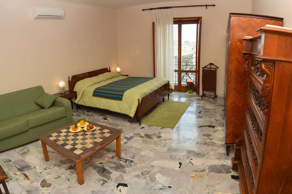 Comfort vierpersoonskamer, uitzicht op de stad | 1 slaapkamer, pillowtop-bedden, een kluis op de kamer