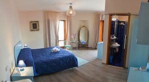 Dobbeltrom – comfort, terrasse, byutsikt (Blu) | 1 soverom, senger med overmadrass og safe på rommet