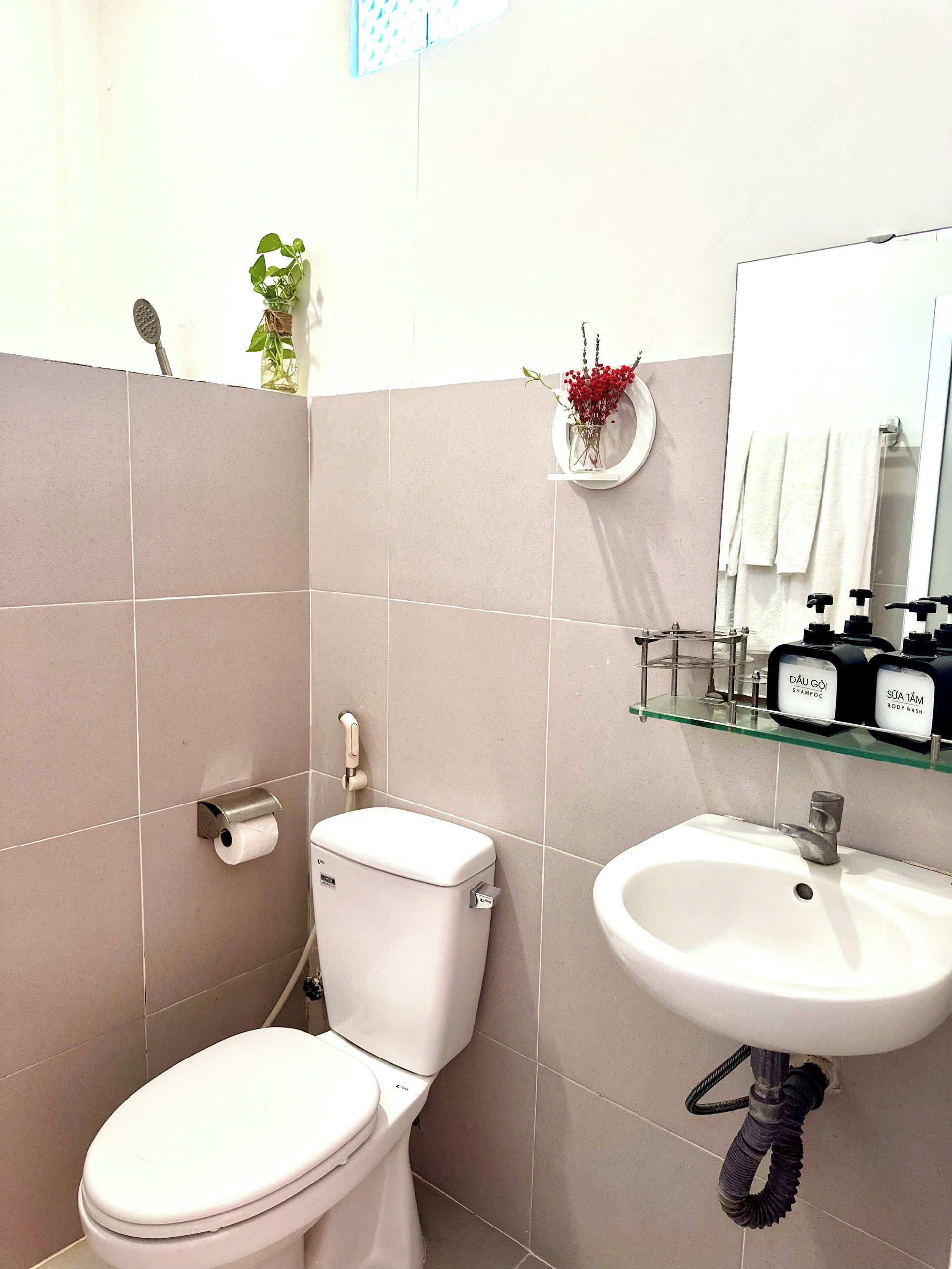 Buồng tắm vòi sen, đồ dùng nhà tắm miễn phí, dép đi trong nhà 