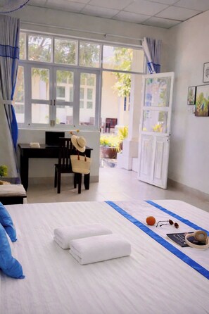 Chambre Standard | Coffres-forts dans les chambres, bureau, Wi-Fi gratuit, draps fournis