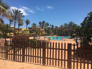 Outdoor pool - Corralejo Dona Laura private Wi-Fi, porch and pool. Tranquility and comfort (Corralejo)