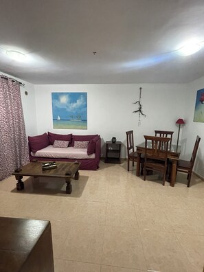 Smart TV, books - Corralejo Dona Laura private Wi-Fi, porch and pool. Tranquility and comfort (Corralejo)