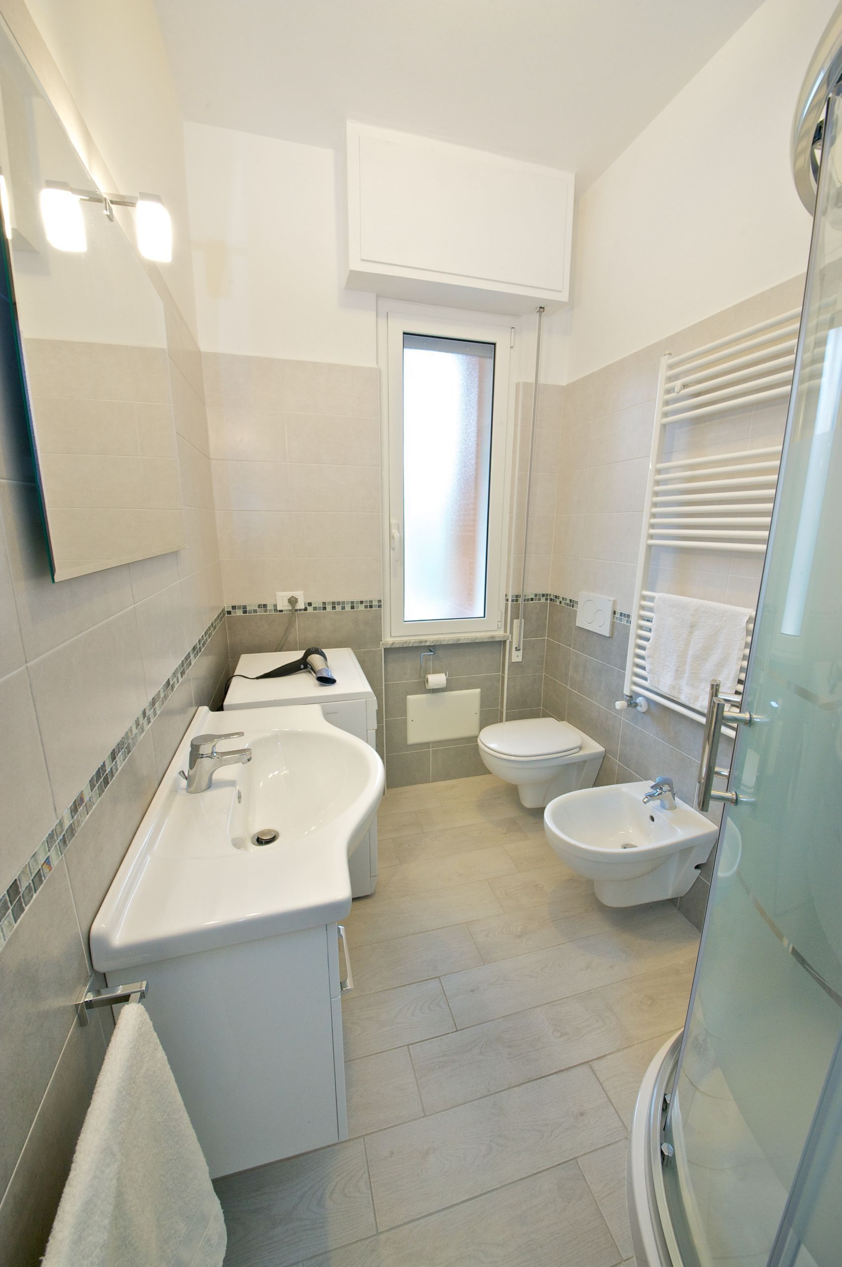 Sèche-cheveux, serviettes fournies, savon, shampoing