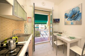 Kühlschrank, Mikrowelle, Ofen, Herdplatte