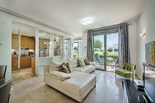 Modern 2-bedroom luxury apartment with patio and  large communal swimming pool