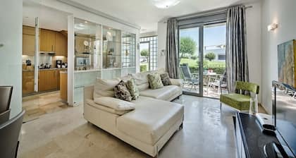 Modern 2-bedroom luxury apartment with patio and large communal swimming pool