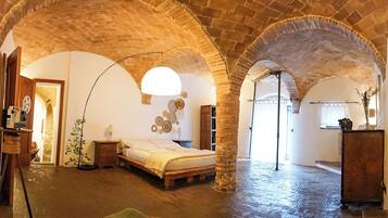 3 camere, una cassaforte in camera, una scrivania, ferro/asse da stiro