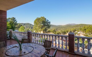 Property grounds - Mas Mestre - elegant and spacious villa near Sitges for up to 8 guests (Olivella)