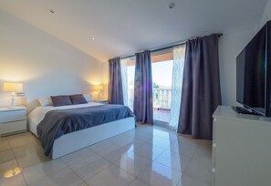 4 bedrooms, WiFi, bed sheets - Mas Mestre - elegant and spacious villa near Sitges for up to 8 guests (Olivella)