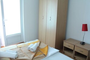 Habitació econòmica, 1 llit doble, vistes al jardí | Habitacions insonoritzades i planxa i posts de planxar 