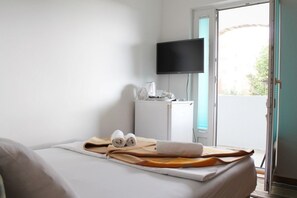 Økonomirom, 1 dobbeltseng, hageutsikt | Lydisolert, strykejern/-brett og barnesenger (inkludert)