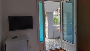 Soundproofing, iron/ironing board, cribs (free), WiFi (free) - Guest House Vojinovic (Budva)