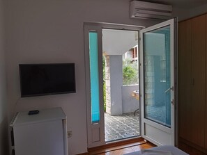 Lydisolert, strykejern/-brett og barnesenger (inkludert)