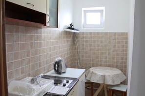 Economy Studio, 1 Double Bed, Kitchenette, Mountain View | Private kitchen