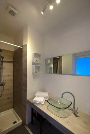 Double Room, Terrace, Mountain View | Bathroom | Deep soaking tub, rainfall showerhead, free toiletries, bidet - Casa Mathea (Castelmola)