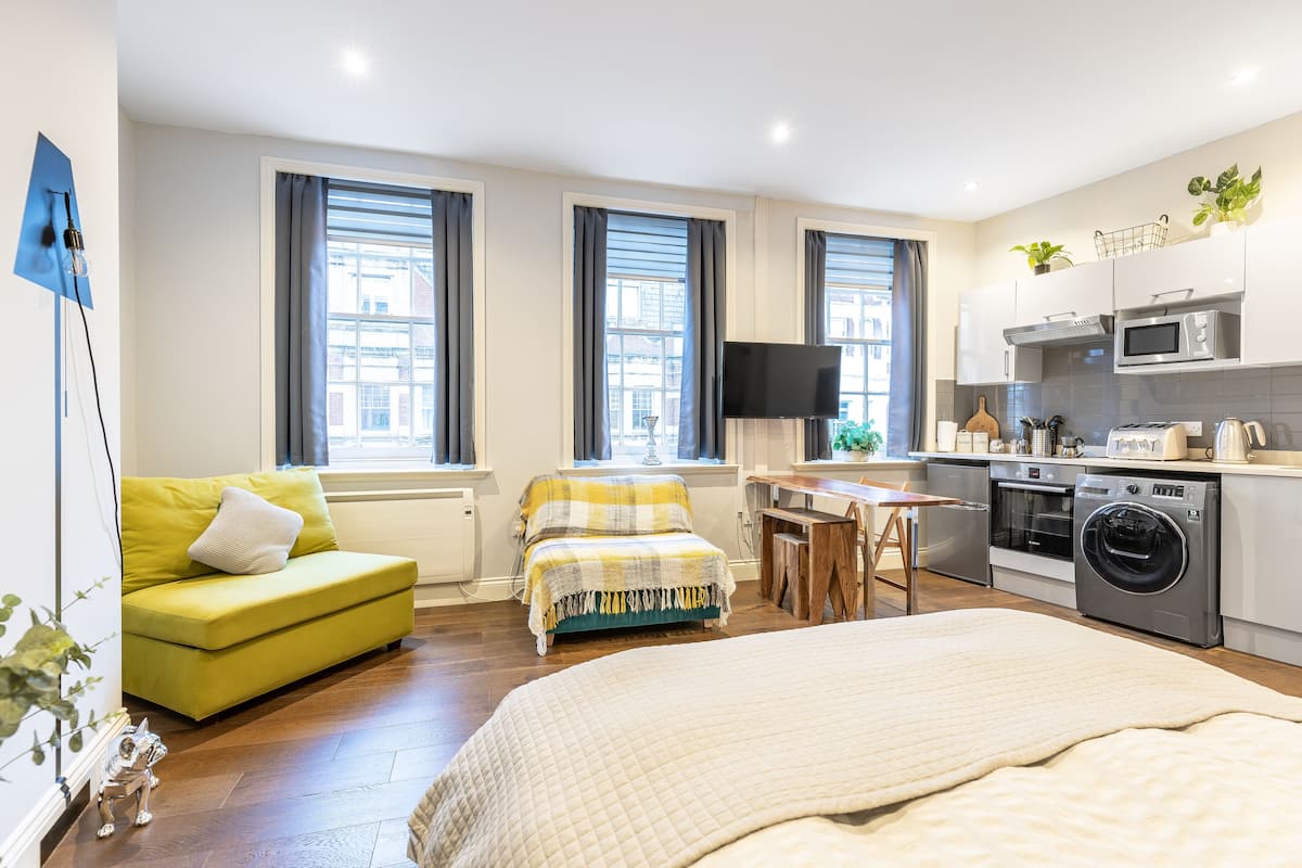 Superior studio, 1 slaapkamer, uitzicht op stad | 1 slaapkamer, luxe beddengoed, pillowtop-bedden, individueel gedecoreerd