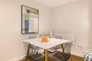Familien-Maisonette, 1 King-Bett und Schlafsofa, Terrasse | Essbereich im Zimmer