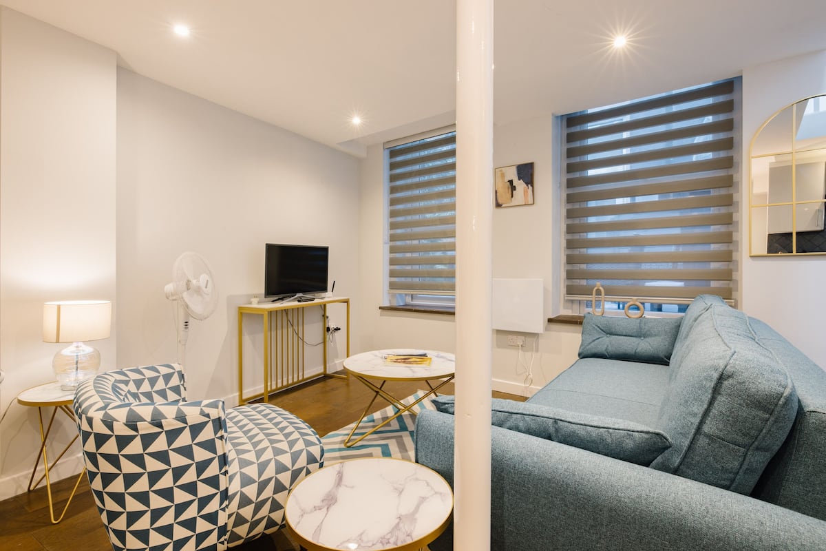 Familie maisonnette, 1 kingsize bed met slaapbank, patio | Woonruimte | Een 32-inch smart-tv met digitale zenders, een televisie en Netflix