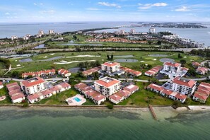 Une station balnéaire comprenant plusieurs bâtiments, un terrain de golf et un port de plaisance.