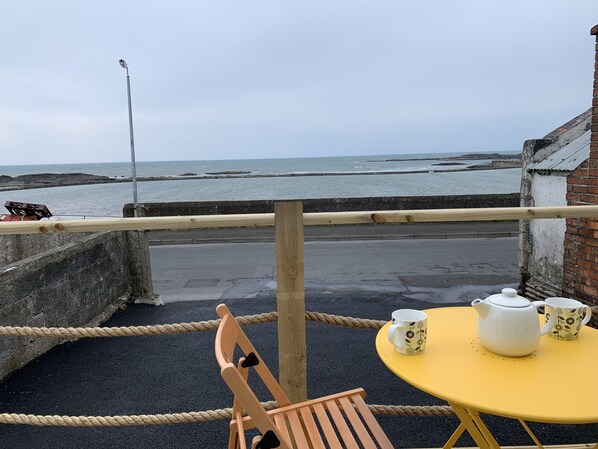 Outdoor dining - Lagoon View Cottage, just a step from the sea. (Millisle)