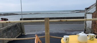 Lagoon View Cottage, just a step from the sea.