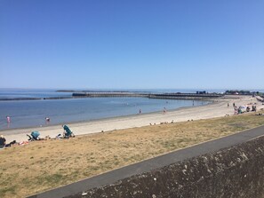 Beach nearby - Lagoon View Cottage, just a step from the sea. (Millisle)