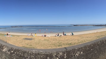 Una spiaggia nelle vicinanze