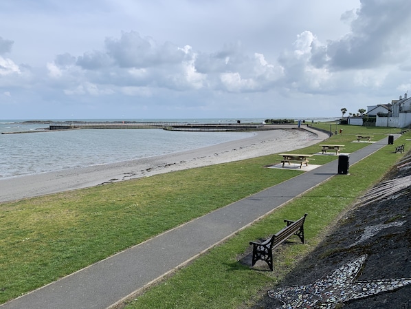 Beach nearby - Lagoon View Cottage, just a step from the sea. (Millisle)