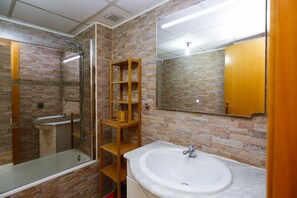 Bathtub, towels - BRUSELAS Terraced House (Cambrils)