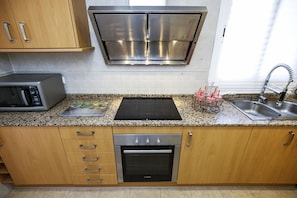 Kühlschrank, Mikrowelle, Ofen, Geschirrspüler