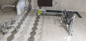 Bathroom - Tastefully designed spacious room (New Delhi)