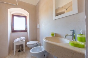 Douche, douche à « effet pluie », articles de toilette gratuits