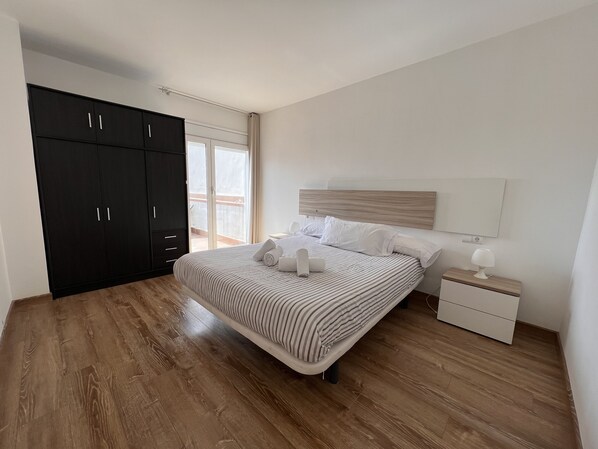 2 slaapkamers, een strijkplank/strijkijzer, gratis wifi, beddengoed