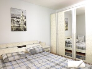 Familieleilighet, hageutsikt | Skrivebord, strykejern/-brett, wi-fi (inkludert) og sengetøy