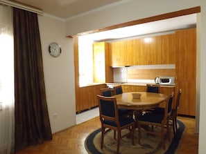 Appartement familial, vue sur le jardin | Repas dans la chambre