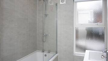 Rumah Kota, 3 kamar tidur | Kamar mandi | Kombinasi shower/bathtub, bathtub besar, dan perlengkapan mandi gratis