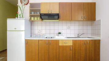 Kühlschrank, Mikrowelle, Herdplatte, Wasserkocher