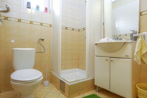 Regadera, secadora de cabello, toallas, papel de baño 
