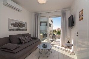 TV - Bungalow with Pool and Terrace (Novalja)