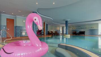 Una piscina cubierta