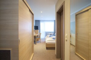 Gaestehaus | Living area | 60-cm flat-screen TV with premium channels, TV